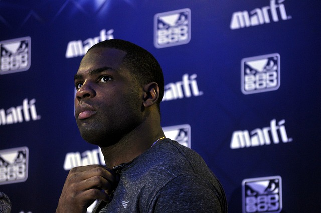 亚中场总给 亚中场总给